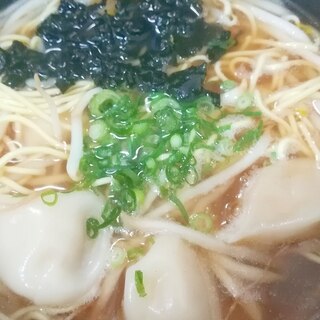 もやしと水餃子とわかめとネギの醤油ラーメン